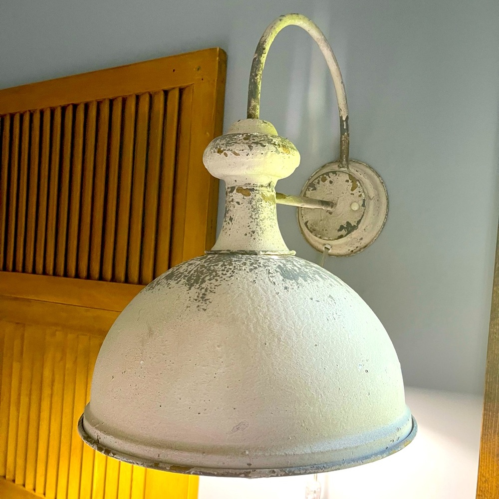 Hamden Cottage White Armed Plug-In Sconce * EUC